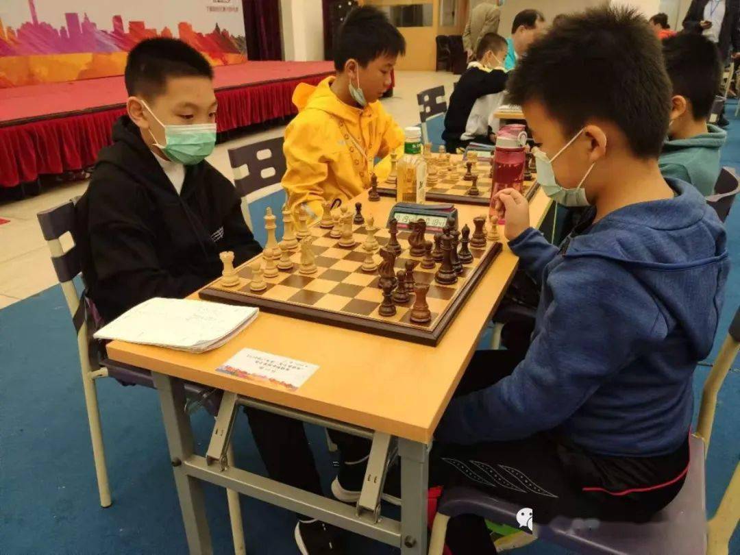 “开云电竞中国”
2020年广州市“吉仕移动杯”国际象棋甲组联赛圆满竣事 韦奕现身与棋手们车轮战(图7)