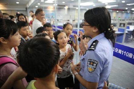 
35年来广州110受理报警求助过亿宗 每分钟10个电话打进广州110-开云电竞中国(图7)